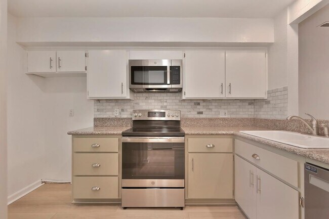 Building Photo - 13051 Lincoln Way