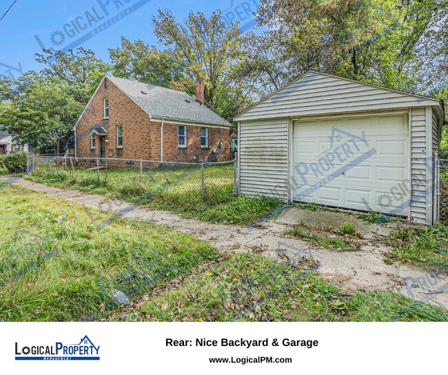 Building Photo - 3 Bed/ 1Bath Bungalow w/ Basement, Fenced ...