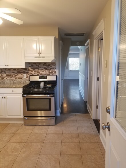 Kitchen - 2858 W Henderson St