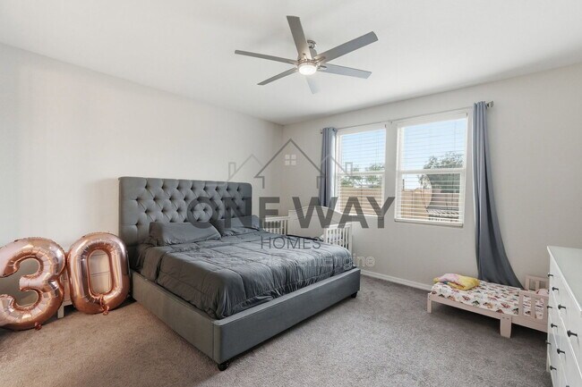 Building Photo - 392 S 194th Ln