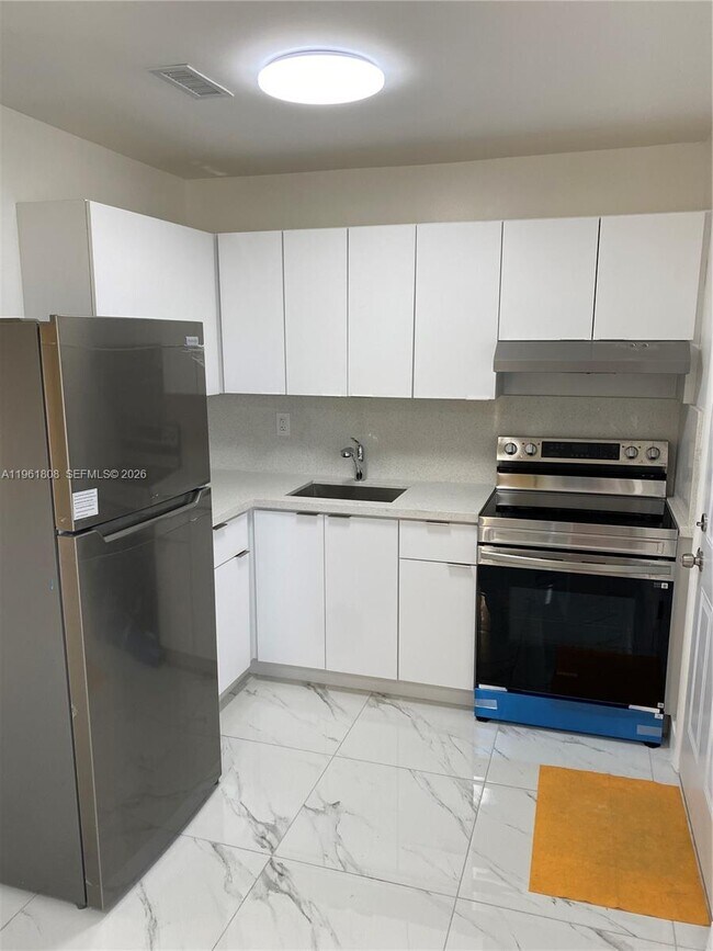 Building Photo - 121 E 6th St