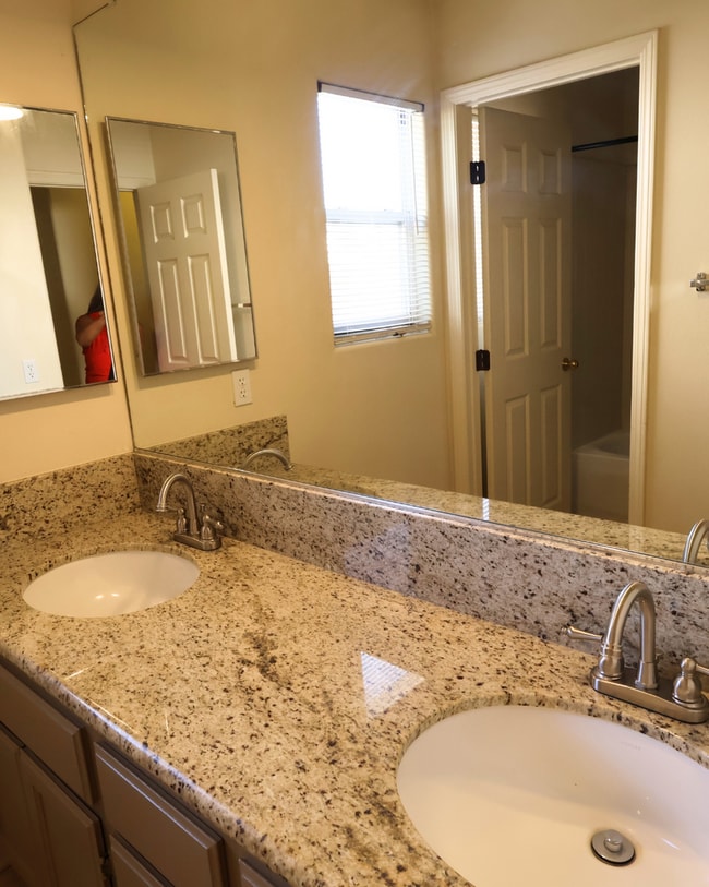 Building Photo - Spacious Beautiful 4-bedroom, 2-bath single-family home in Northwest Bakersfield, Move In Today!