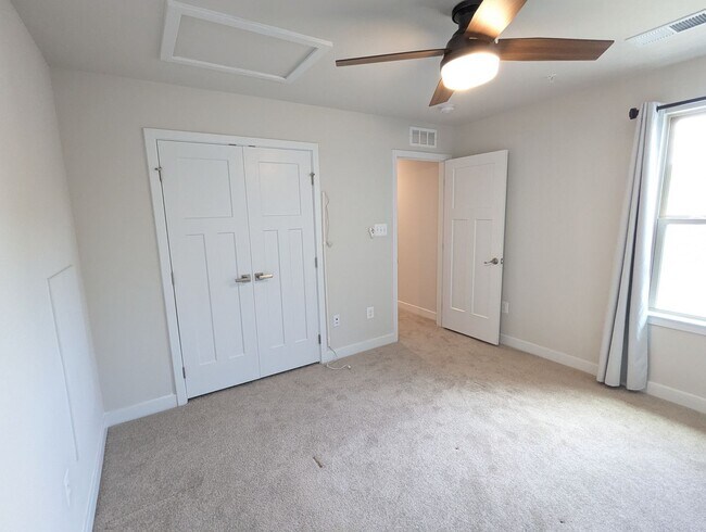 Building Photo - Stunning villa in the Harrison Terrace com...
