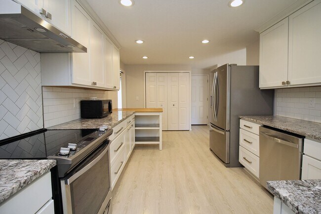 Building Photo - Freshly Remodeled Sprawling 3 Bed, 2 Bath ...