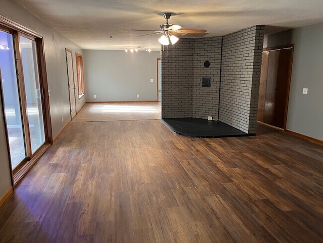 Building Photo - Beautiful Hobby Farm on 10 Acres!