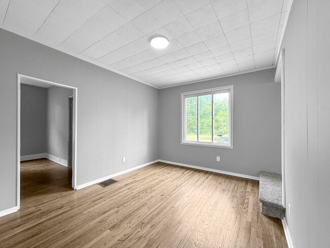 Building Photo - Don’t Miss This Lovely 2-Bed, 1-Bath Home ...