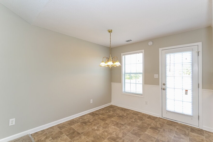 Building Photo - 1136 Larkspur Dr