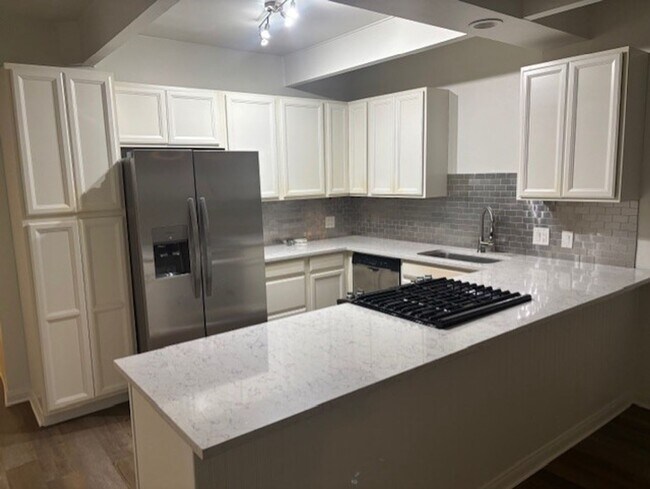 Building Photo - Clean 2 Bedroom / 1 Bathroom Condo Near Stockdale Hwy & Real Rd.