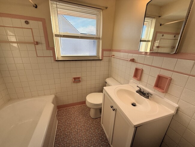 Building Photo - 4760 Holiday Dr