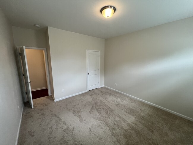 Building Photo - 447 Warren Hill Dr