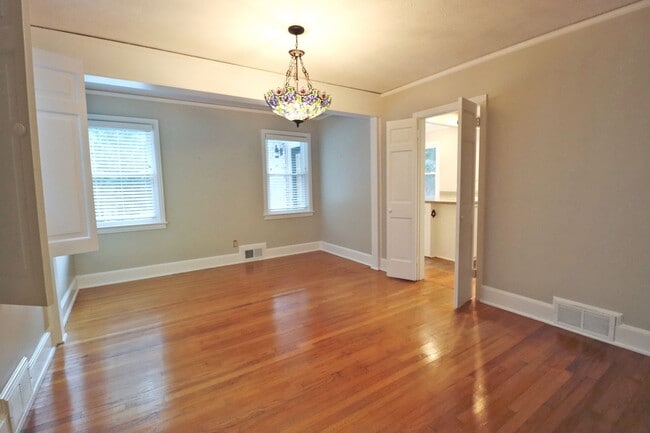 Building Photo - Updated 3 bedroom 2.5 bath home in Sherwood Forest