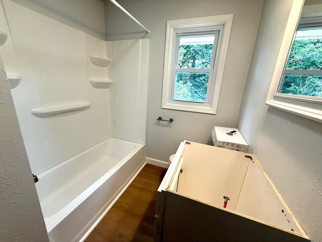 Building Photo - Beautifully renovated 3-bedroom, 1-bathroo...