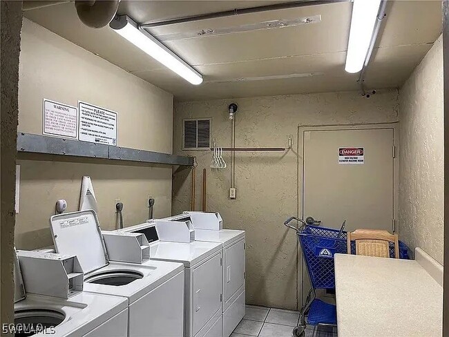 Building Photo - 2264 Winkler Ave