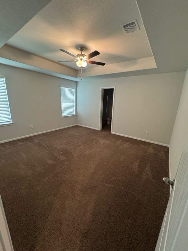 Building Photo - 820 Clear Vly Ln