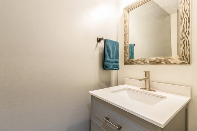 Building Photo - FOUNTAIN POINTE TOWNHOME!! 2 Bed, 2.5 Bath Townhome in Ankeny