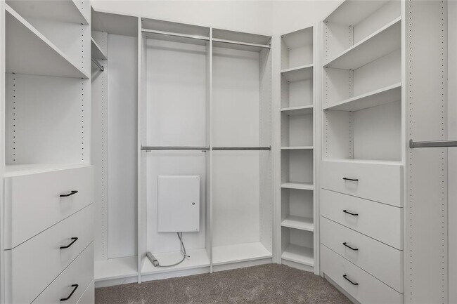 Building Photo - 5501 Allamanda Dr