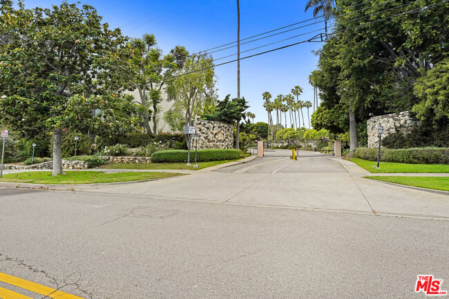 Primary Photo - 271 S Barrington Ave