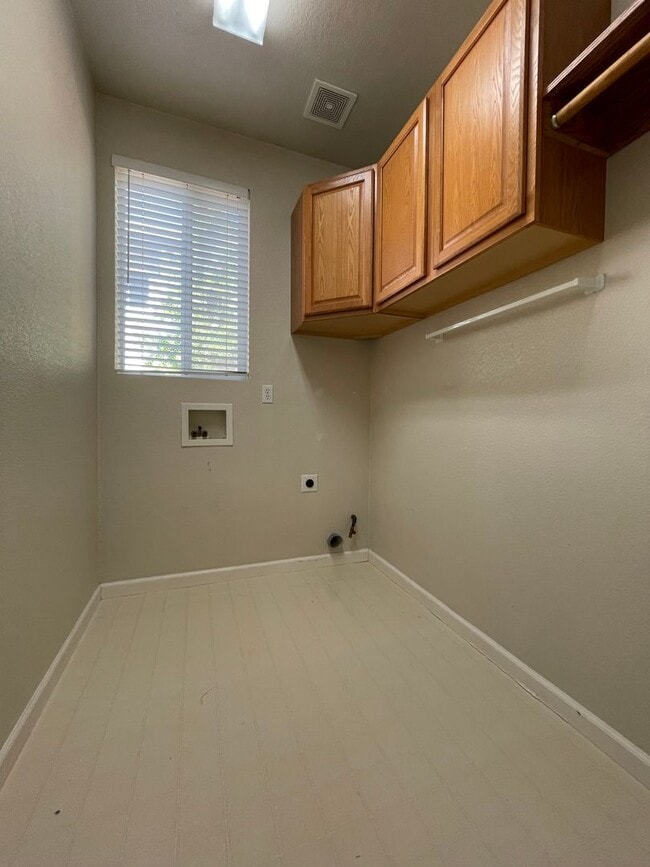 Building Photo - Kitchen Island, Covered Patio w/ Outdoor B...