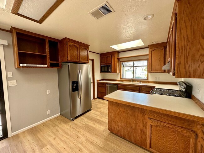Building Photo - PET FRIENDLY Spacious 3 Bedroom 2 Bath! **...