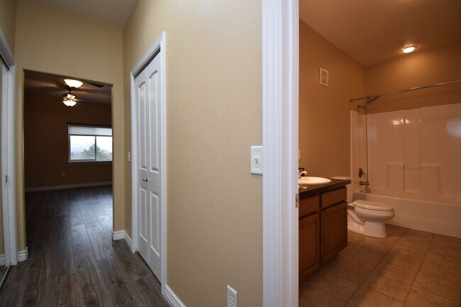 Building Photo - Great 2 Bed 2 Bath Unit in Millcreek!!!
