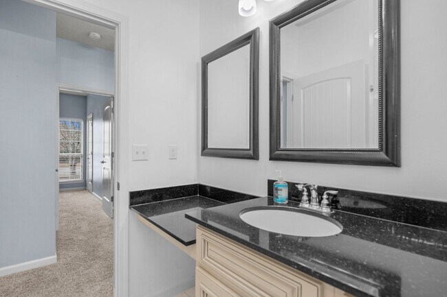 Building Photo - MOVE-IN SPECIAL!