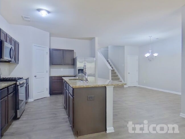 Building Photo - 3303 Lowland Dr