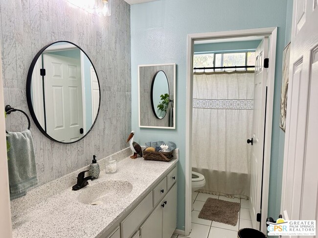 Building Photo - 9939 Vía Real