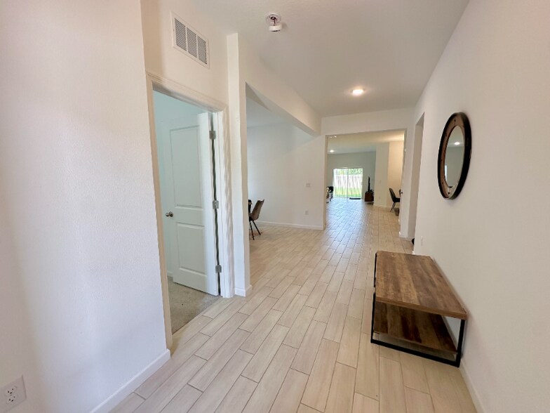 Building Photo - 3501 Yarian Dr