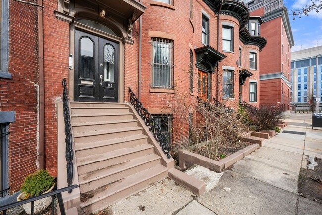 Building Photo - 104 E Brookline St