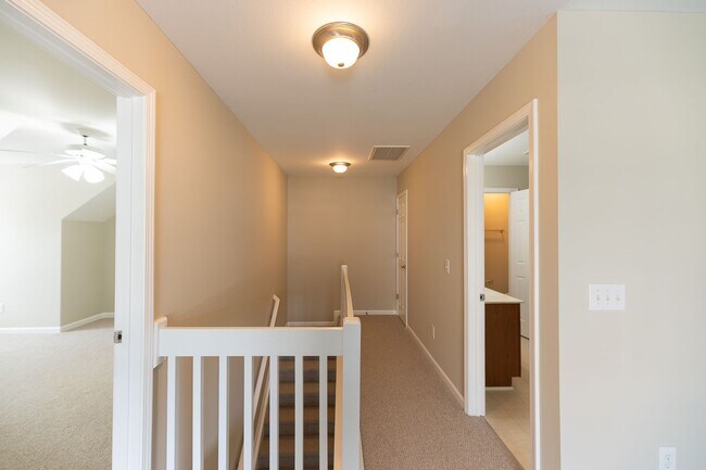Building Photo - 121 Goldfinch Ave