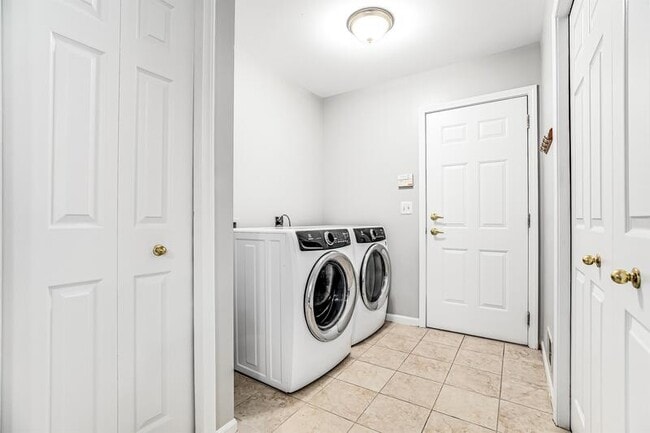 Building Photo - 7041 South Bluewater Drive - 1