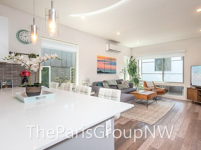 Building Photo - Stunning Mod 3BR+Den, 3.5BA Townhome * XL Roof Deck *A/C ++