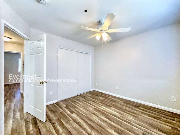 Building Photo - 522 Serrano Ave