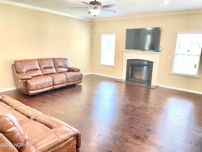 Building Photo - 3436 Flora Dr
