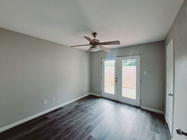 Building Photo - 815 Bluebird Dr