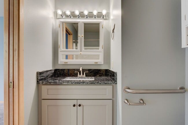 Building Photo - 2 Bed 2 Bath Water View Condo - Water/Sewe...