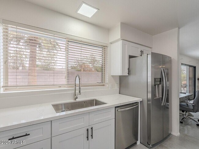 Building Photo - 5817 S Siesta Ln