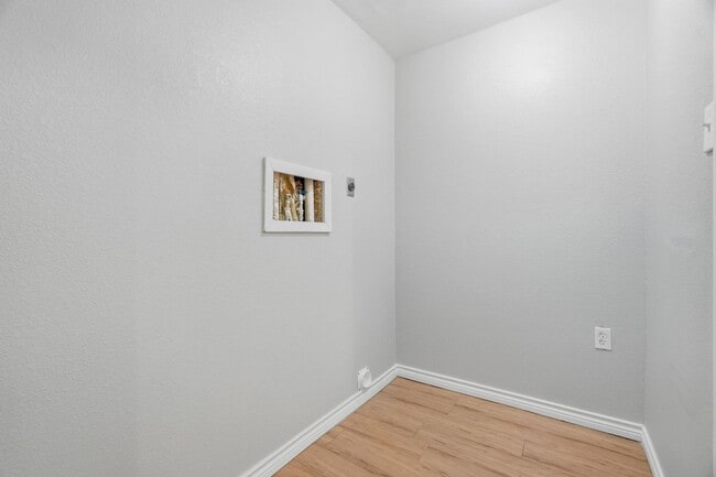 Building Photo - 2034 Collins Ave