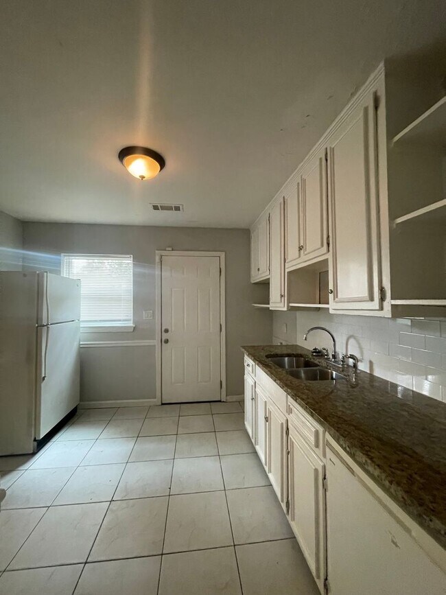 Building Photo - 916 Grenada Dr