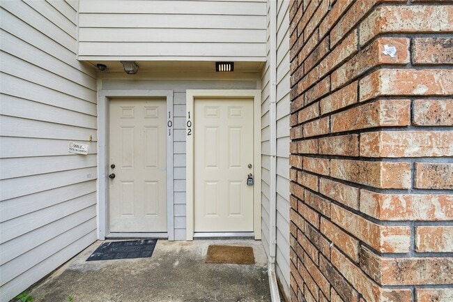 Building Photo - 10615 Briar Forest Dr