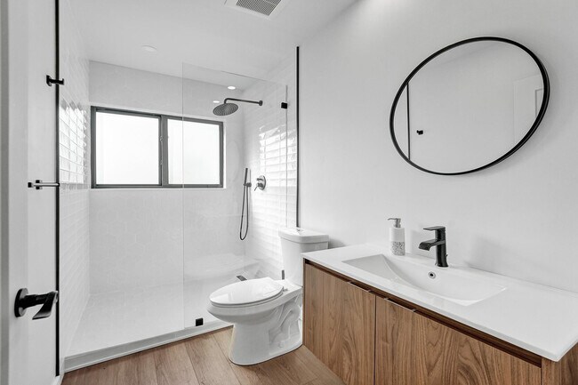 Building Photo - 5501 NE 18th Terrace