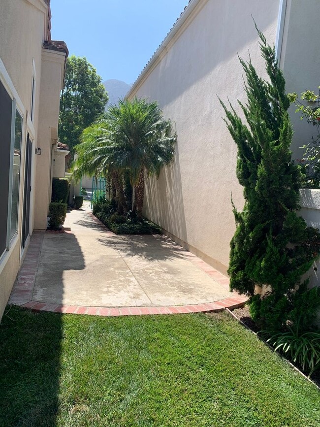 Building Photo - Camarillo Springs Rental now Available