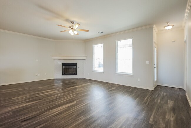 Building Photo - Beautiful Home!