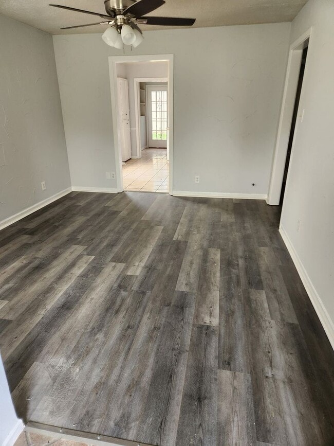 Building Photo - HUD ACCEPTED!! Adorable updated 2bedroom 1...