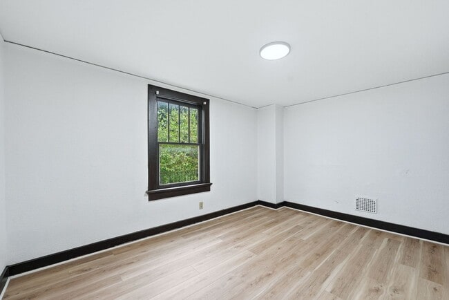 Building Photo - Freshly Updated 3BR Home