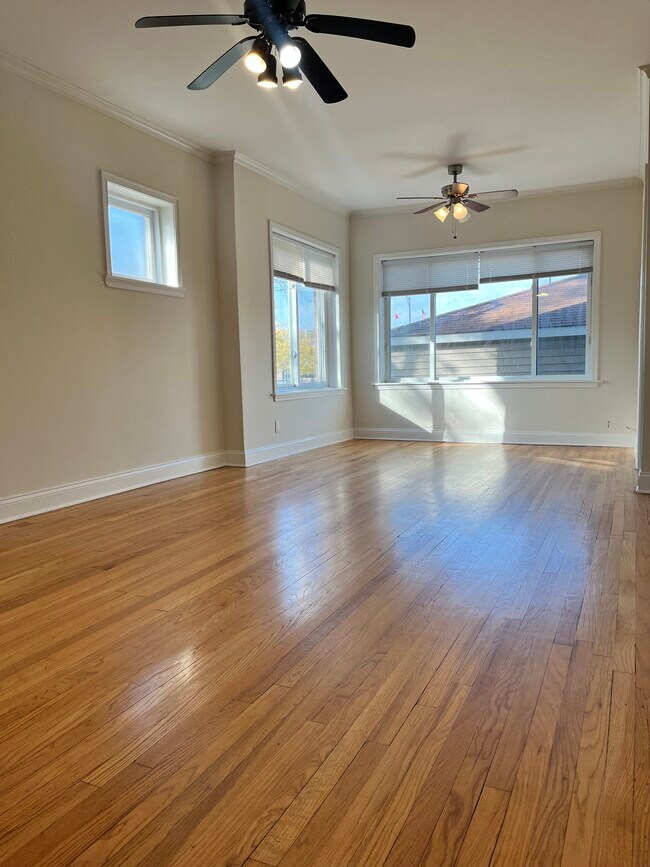 Building Photo - 3145 N Lamon Ave