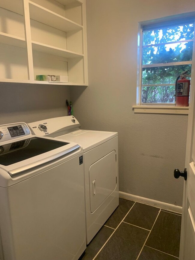 Building Photo - REMODELED SPACIOUS SOUTH BOSSIER HOME.