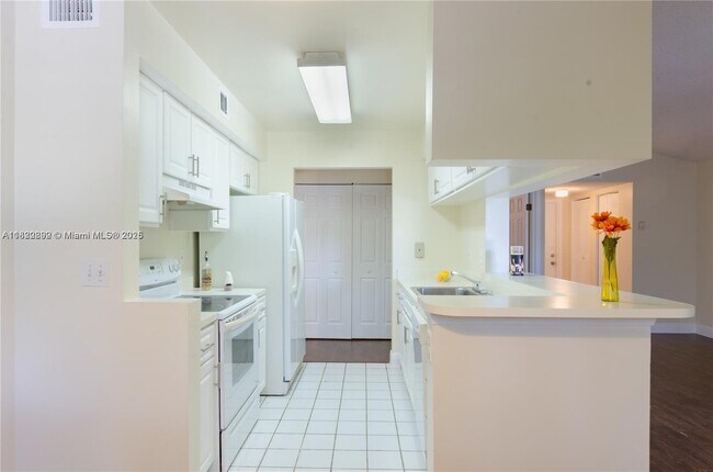 Building Photo - 9855 Westview Dr