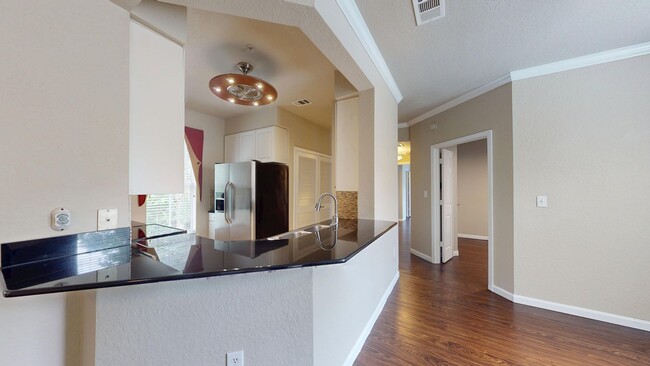Building Photo - Beautiful 2 bedroom 1 bathrrom condo in Vi...