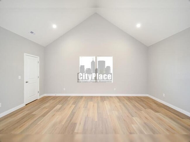 Building Photo - 2809 E Riverside Dr